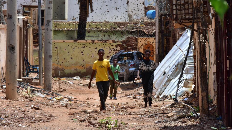 Kinder auf einer zerstörten Strasse in Sudan