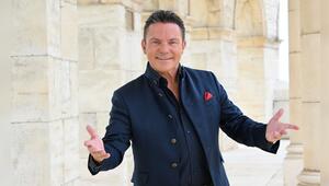 Stefan Mross, Moderator der Unterhaltungssendung "Immer wieder sonntags", begrüsst Stars und ...