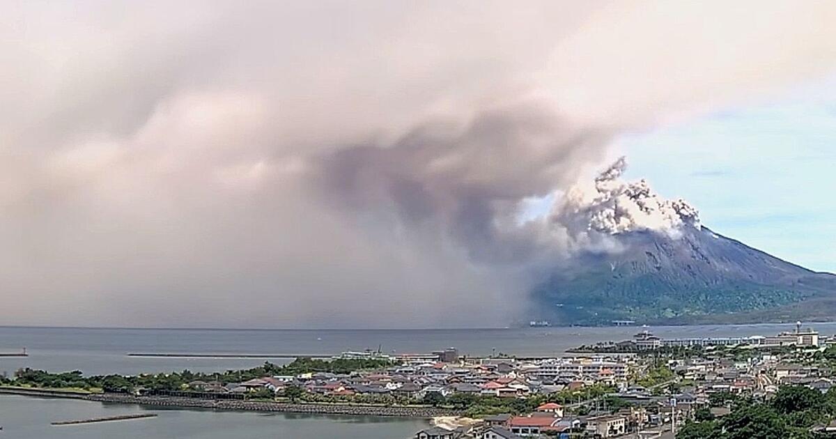 Aschewolke über Japan: Vulkan Sakurajima bedeckt Kagoshima mit Schlamm ...