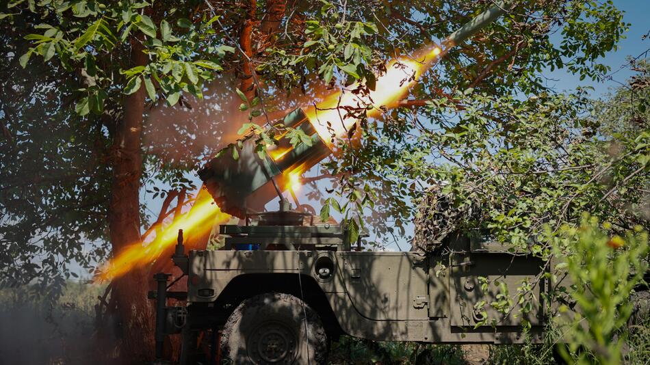Ukrainische Soldaten feuern einen kroatischen RAK-SA-12 128-mm-Mehrfachraketenwerfer