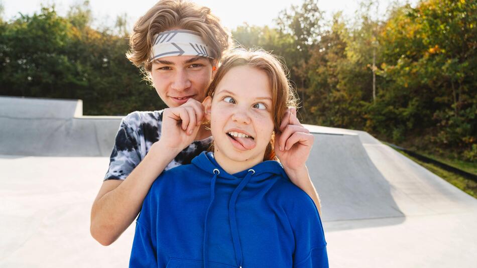 Ein Bruder mit seiner Schwester
