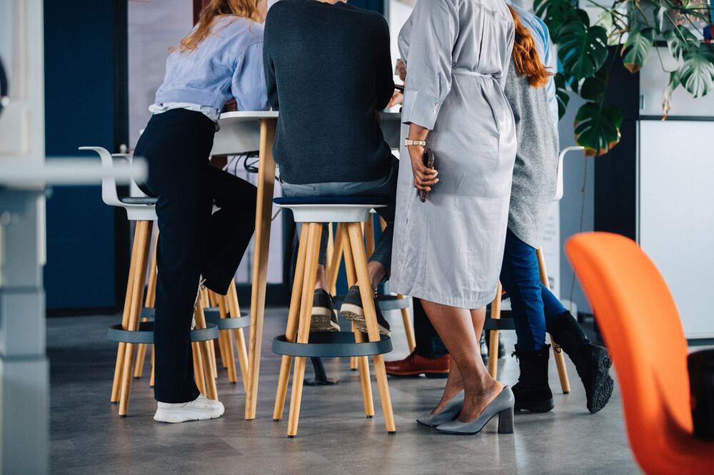 Kollegen unterhalten sich gemeinsam in einem Büro