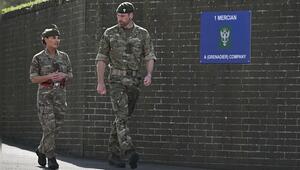 Prinz William unterhält sich mit Frau Hauptmann Maria Bell, Leiterin des Mercian Female Network ...