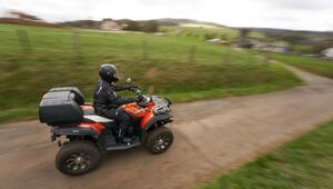 Quadfahrer auf einer Landstrasse
