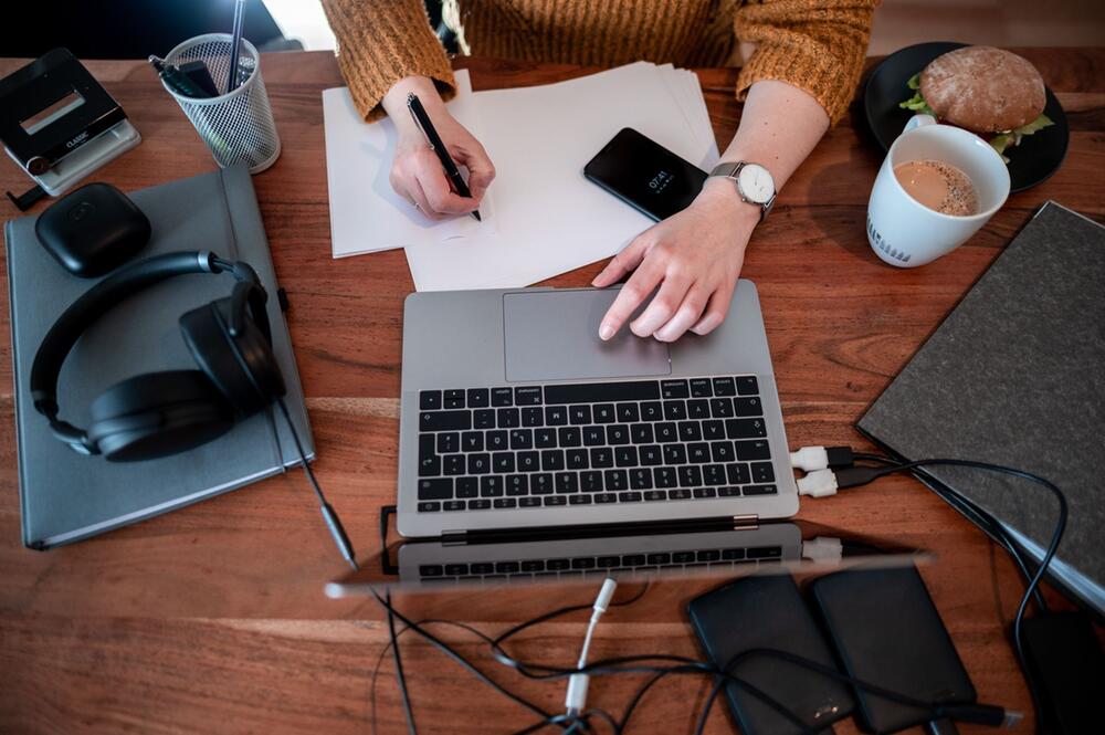 Frau arbeitet daheim an einem Laptop