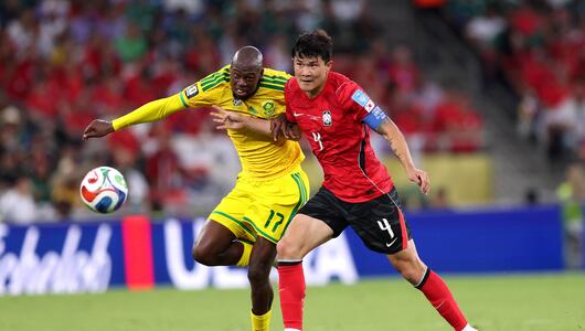 Evidence Makgopa und Min-Jae Kim kämpfen um den Ball.