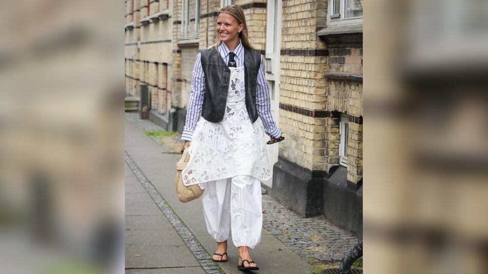 2025 ist es wieder angesagt, Kleider mit Hosen zu kombinieren.
