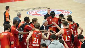 Trainer Svetislav Pesic (Mitte)