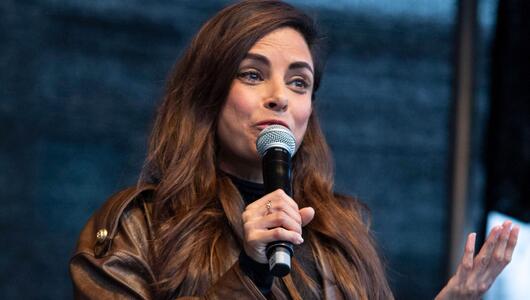 Collien Fernandes bei einer Demonstration gegen sexualisierte Gewalt in Hamburg.