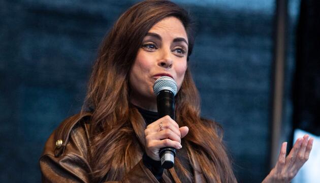 Collien Fernandes bei einer Demonstration gegen sexualisierte Gewalt in Hamburg.