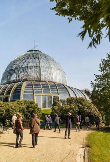 Blick auf Garten und Gewässer