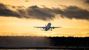Flugzeug startet am Flughafen Frankfurt/Main
