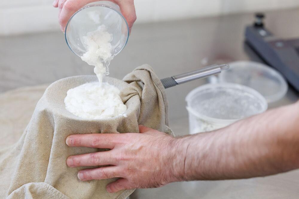 Ein Lebensmitteltechniker trennt Proteine von erhitzter Milch