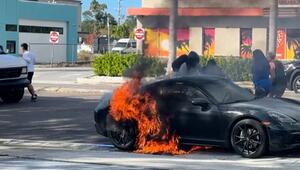 Passanten retten Mann aus brennendem Auto