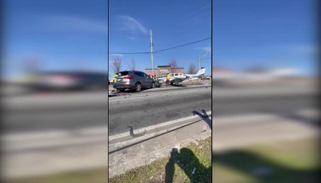 Crash auf Kreuzung: Kleinflugzeug landet auf Strasse