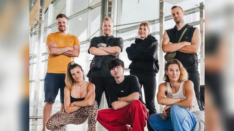 "7 vs. Wild": Die Teilnehmer um Jeannine Michaelsen melden sich am Flughafen ab.