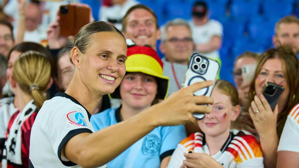Klara Bühl schiesst nach dem Viertelfinal-Sieg über Frankreich Selfies mit den deutschen Fans.