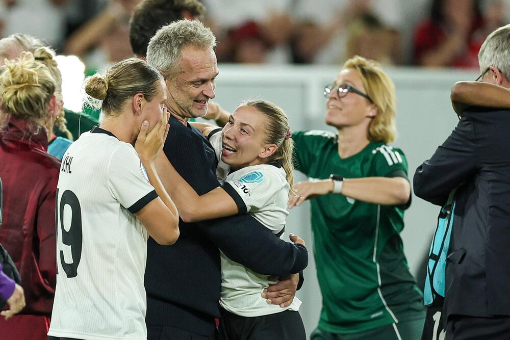 Klara Bühl, Christian Wück und Elisa Senss jubeln nach dem Sieg im EM-Viertelfinale.