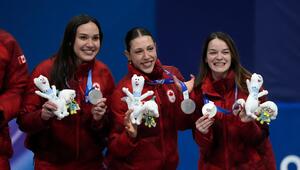 Kim Boutin (r.) Florence Brunelle (M.) und Courtney Sarault jubeln über Silber.