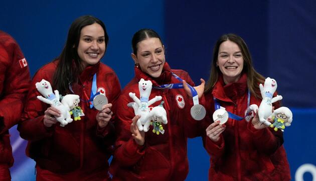 Kim Boutin (r.) Florence Brunelle (M.) und Courtney Sarault jubeln über Silber.