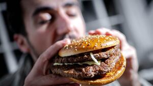 Mann beisst in einen Burger