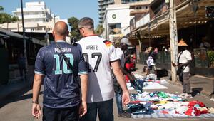 Verkauf gefälschter Trikots auf der Strasse