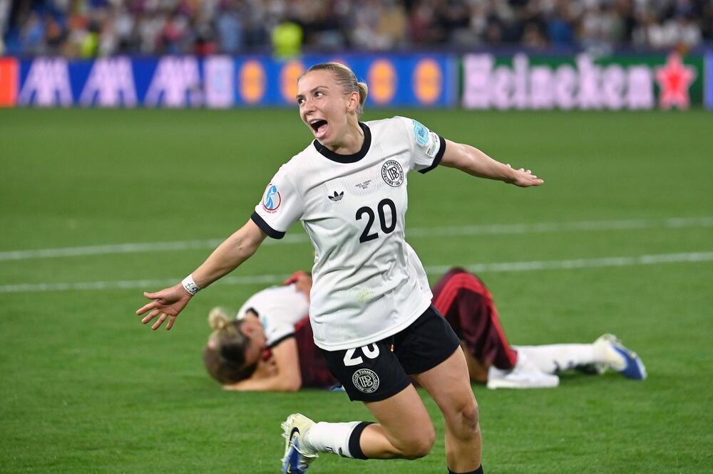 Frankreich ist im Elfmeterschiessen geschlagen - Elisa Senss zieht jubelnd ab.