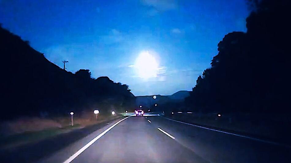 Feuerball macht Nacht zum Tag: Grosser Meteor verglüht über Japan
