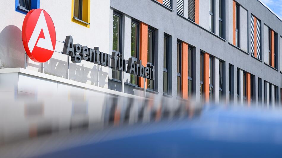 Der Schriftzug "Agentur für Arbeit" ist an einem Gebäude