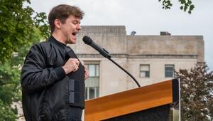 Nick Fuentes nimmt an Protestaktion teil.