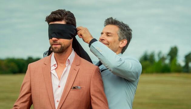 "Rote Rosen": Richard (r.) hat eine Überraschung für Julius.