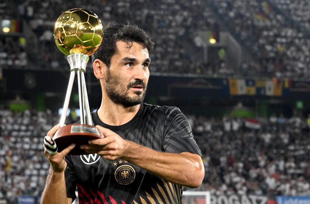 Ilkay Gündogan präsentiert die Trophäe als Deutschlands "Fussballer des Jahres" 2023