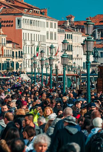 überfüllte Strasse in Venedig