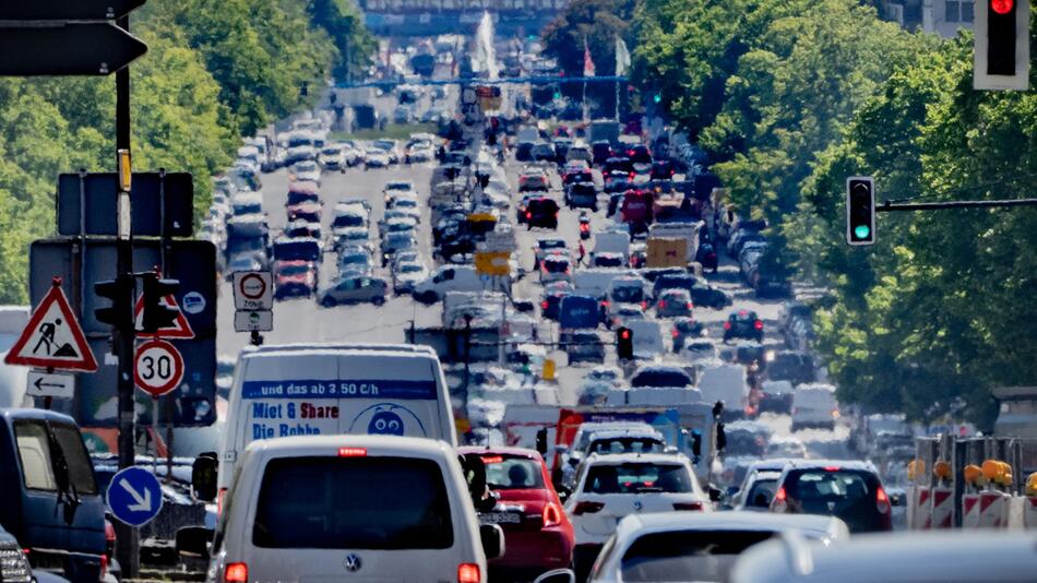 Autos, LKW und Lieferfahrzeuge fahren auf einer Strasse