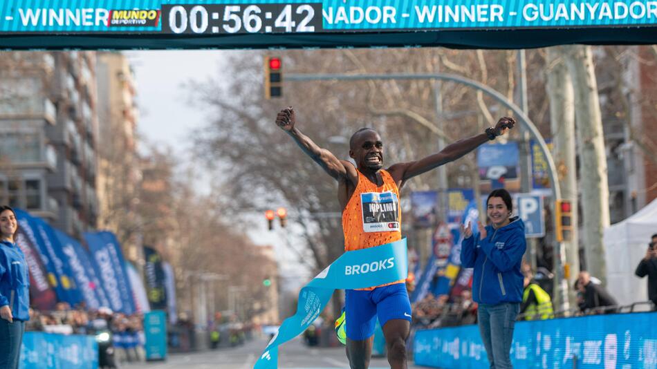 Jacob Kiplimo läuft beim Halbmarathon in Barcelona als neuer Weltrekordhalter ins Ziel ein.