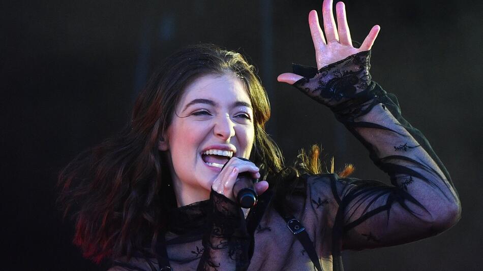Die neuseeländische Sängerin Lorde tauchte in Sydney überraschend auf einem Fan-Event auf.