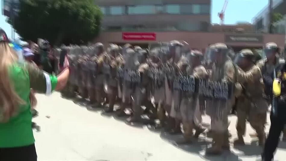 Proteste in Los Angeles: Nationalgardisten drängen Demonstranten zurück