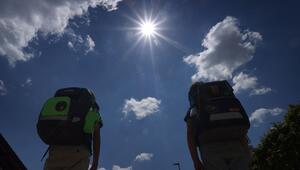 Zwei Schüler mit Ranzen laufen im Sonnenschein