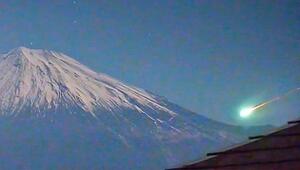 Himmelsschauspiel am Fuji: Feuerball rast am Vulkan vorbei