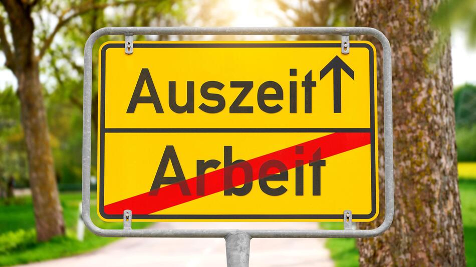 Strassenschild mit der Aufschrift Auzeit und Arbeit, Arbeit ist durchgestrichen