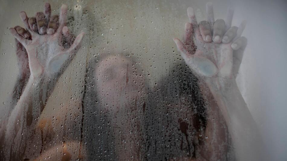 Intimes junges Paar in der Dusche