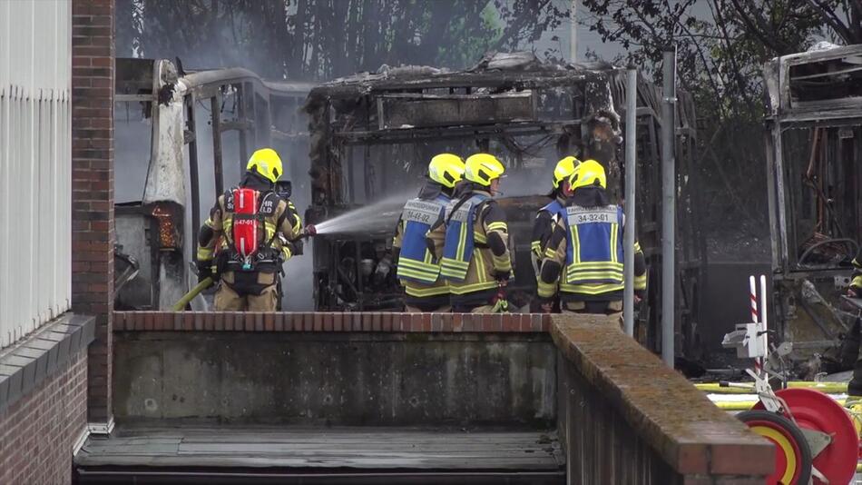 Brand bei Hamburg: Sechs Busse zerstört