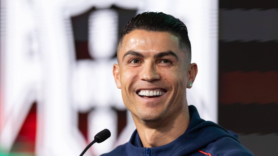 Cristiano Ronaldo hat einen neuen Vertrag bei Al-Nassr unterschrieben.