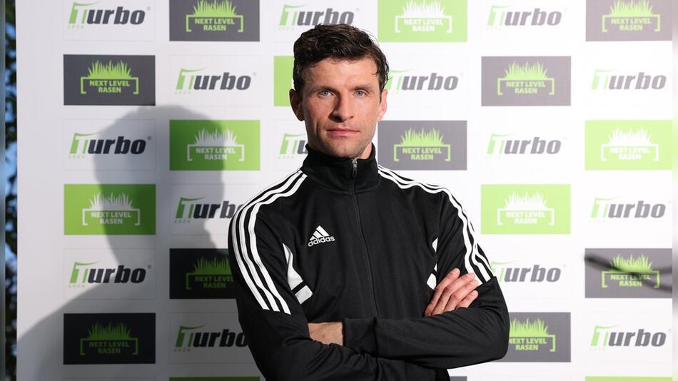 Thomas Müller bleibt dem Fussball treu.