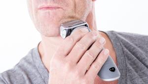 Ein Mann nutzt einen Trockenrasierer