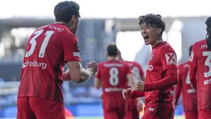 Die Freiburger Igor Matanovic (l.) und Yuito Suzuki freuen sich über das Tor zum 2:0.