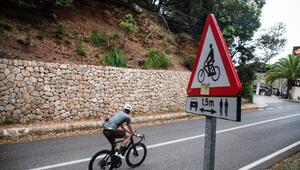 Ein Radfahrer auf einer Strasse auf Mallorca