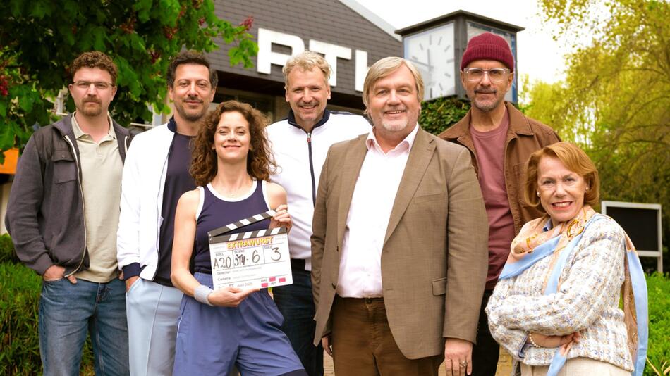 Das "Extrawurst"-Gruppenfoto zum Drehstart: Friedrich Mücke, Fahri Yardim, Anja Knauer, Marcus H ...