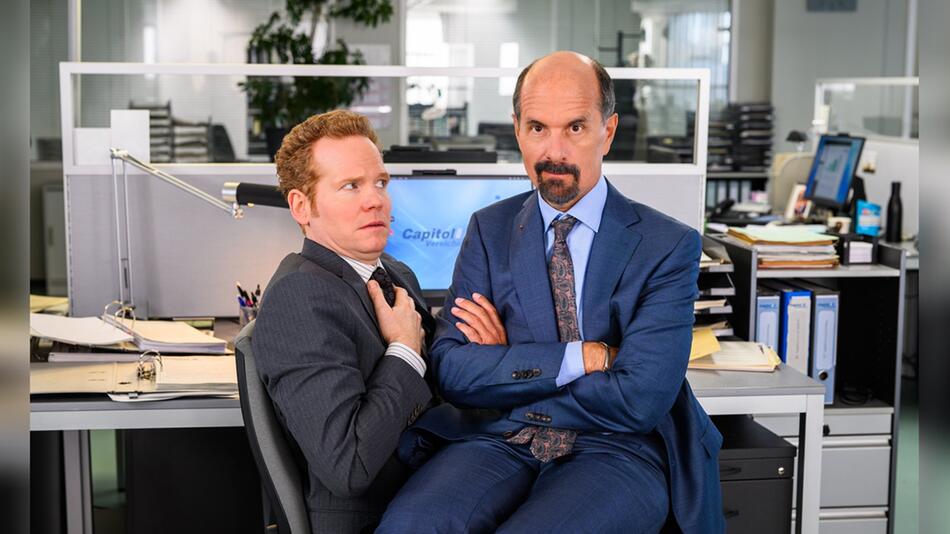Bernd Stromberg (Christoph Maria Herbst, r.) und Lars Lehnhoff (Laurens Walter) sind ab 4 ...