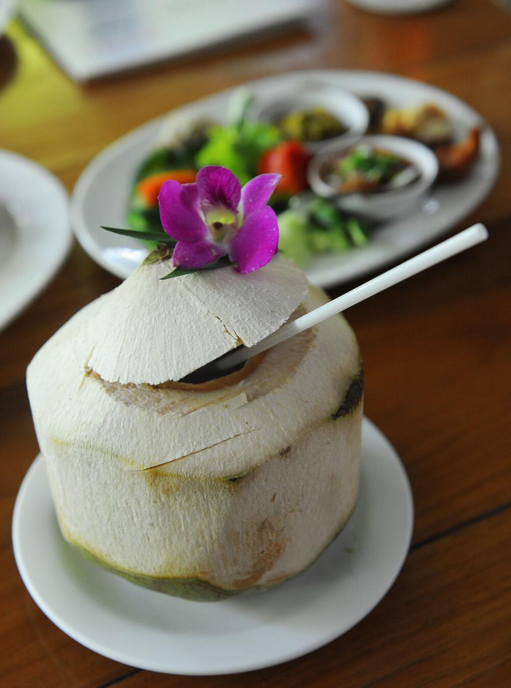 Kokosnuss mit Strohhalm